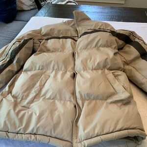Men's Beige Puffer Jacket pacific flyer size medium. SKU 2536